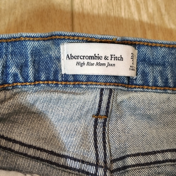 Abercrombie & Fitch Women's Sz 26-2s High Rise Mom Jeans Thrashed Distressed - Picture 5 of 8